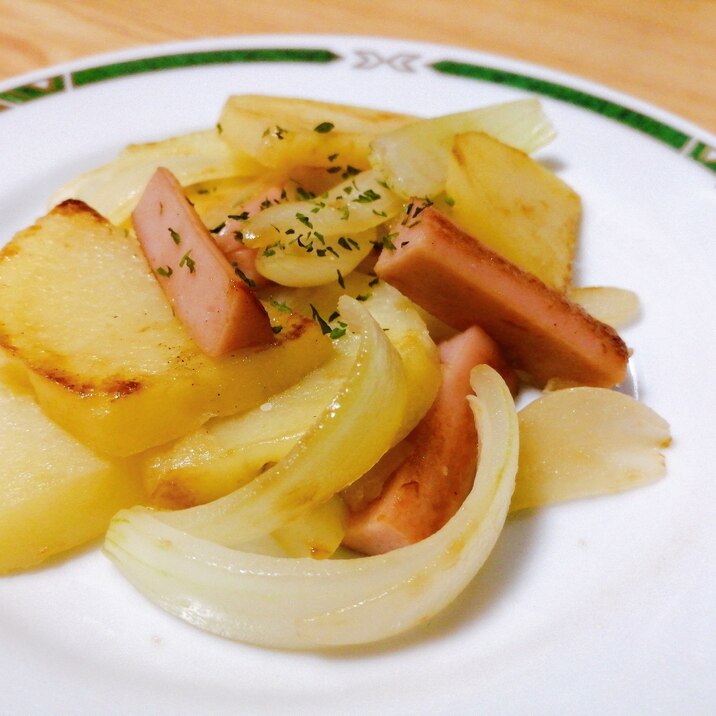 じゃがいもと玉ねぎと魚肉ソーセージのコンソメ炒め